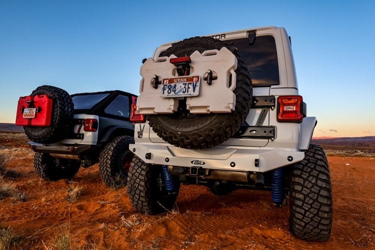 JL / JLU Elite Series Body Mounted Spare Tire Carrier - CavFab